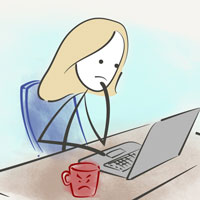 Девушка думает за компьютером